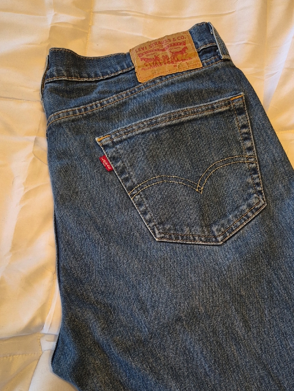 505 Levi's Men's Classic Blue Straight-Leg Jeans with Red Tab